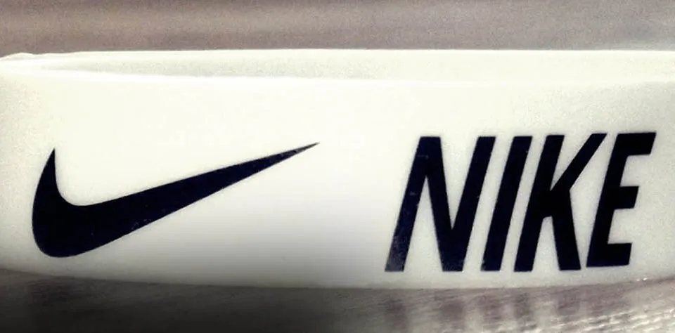 tallarines código Morse Ilegible Nike, la historia del logo más famoso del mundo