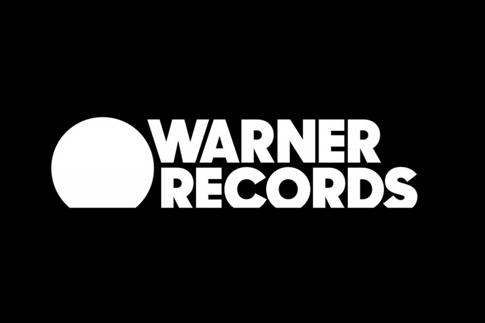 Warner Bros Records cambia de nombre y de imagen tras 61 años usando el mitico escudo